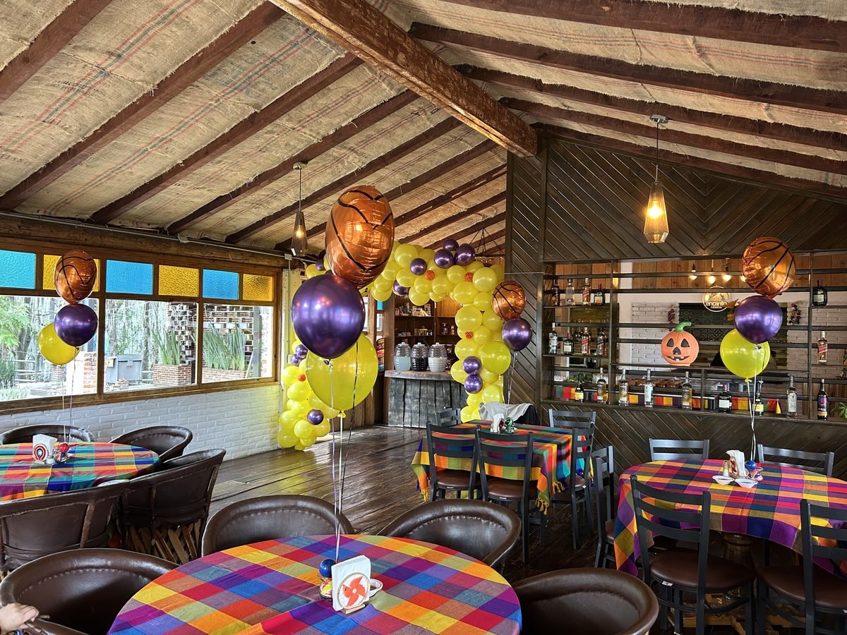 Salón decorado con globos temáticos para una fiesta