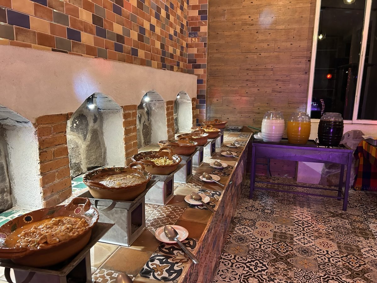 Barra de comida con cazuelas de barro para un evento