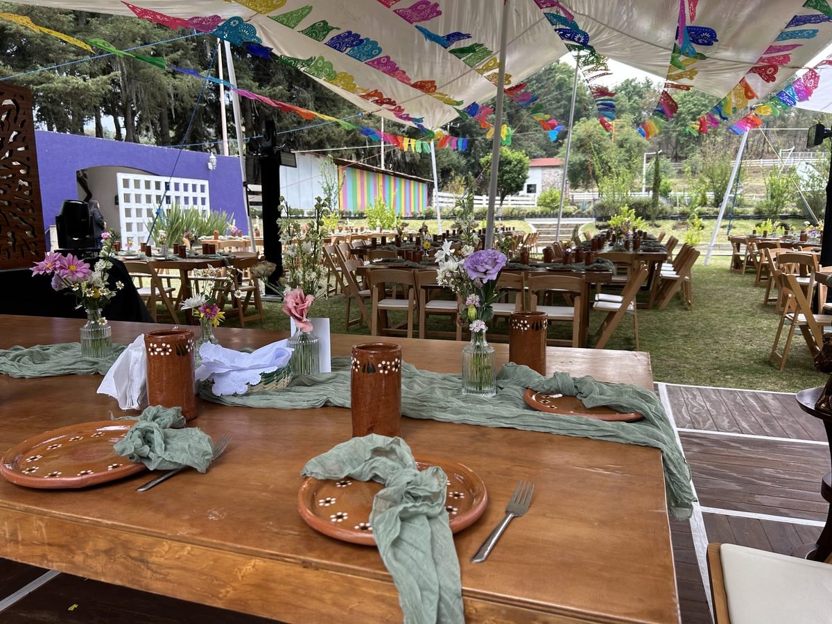 Vista general de una carpa decorada con papel picado para una celebración