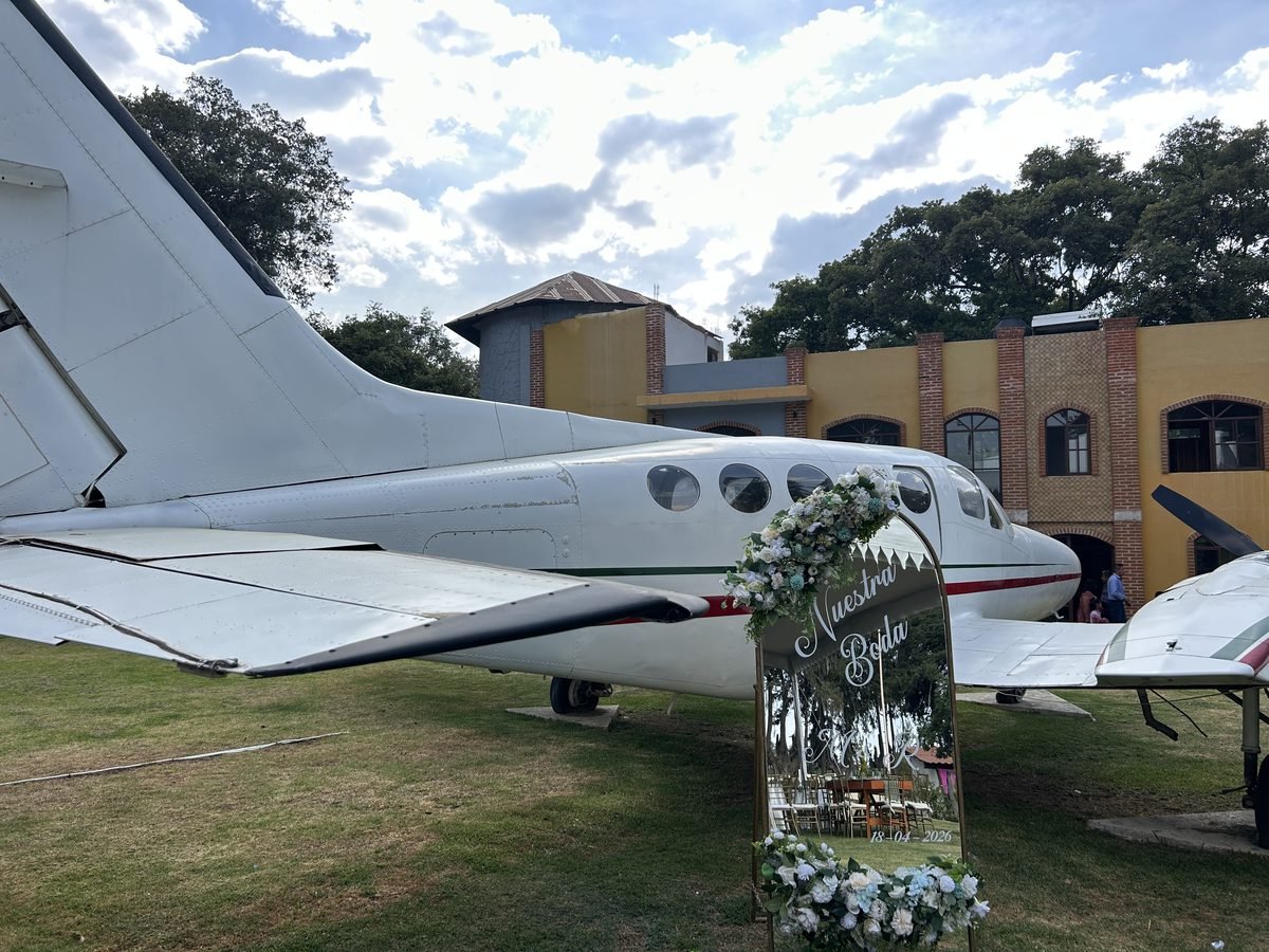 Letrero de bienvenida decorado con flores para una boda