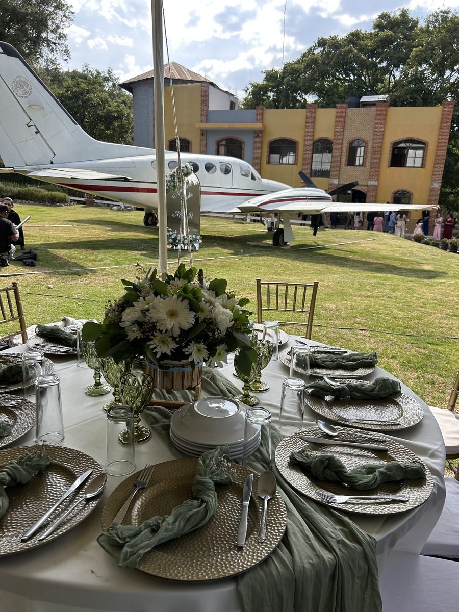 Mesa decorada al aire libre para una boda