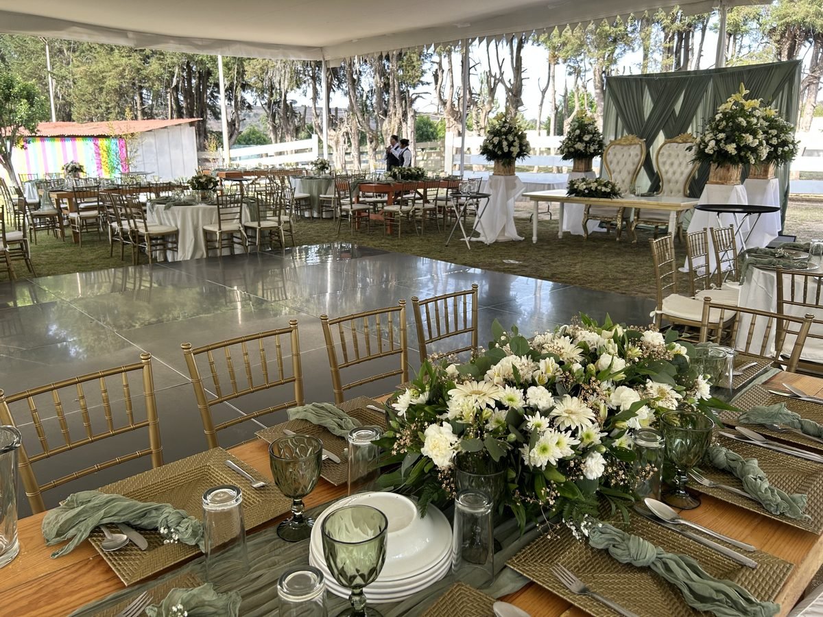 Pista de baile y mesa principal decoradas para una boda