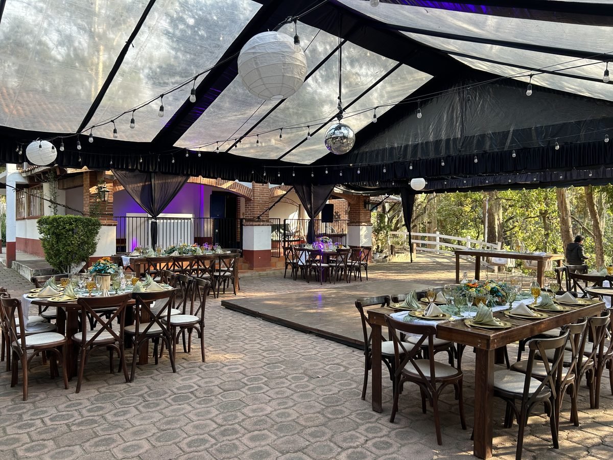 Carpa decorada para un evento en el complejo, entre los pinos