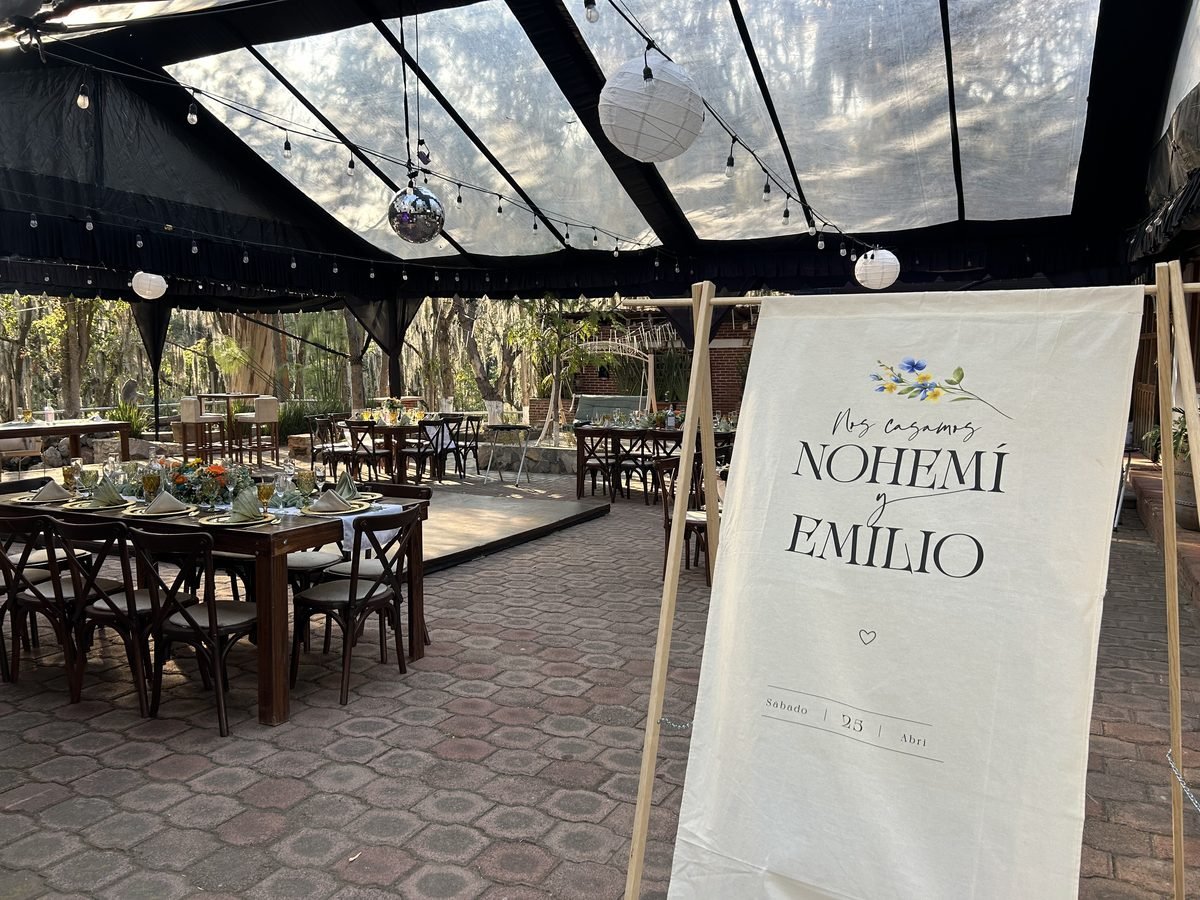 Detalle de decoración floral y mantelería para un evento