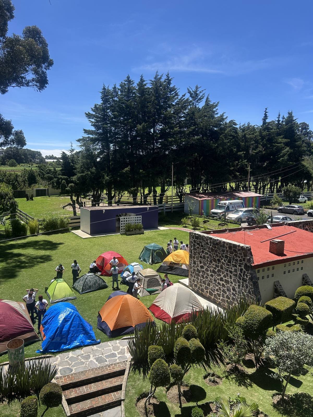 Área de camping con casas de campaña sobre el jardín del complejo