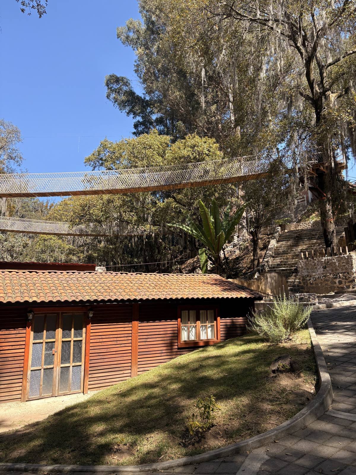 Cabaña de madera con techo de teja roja